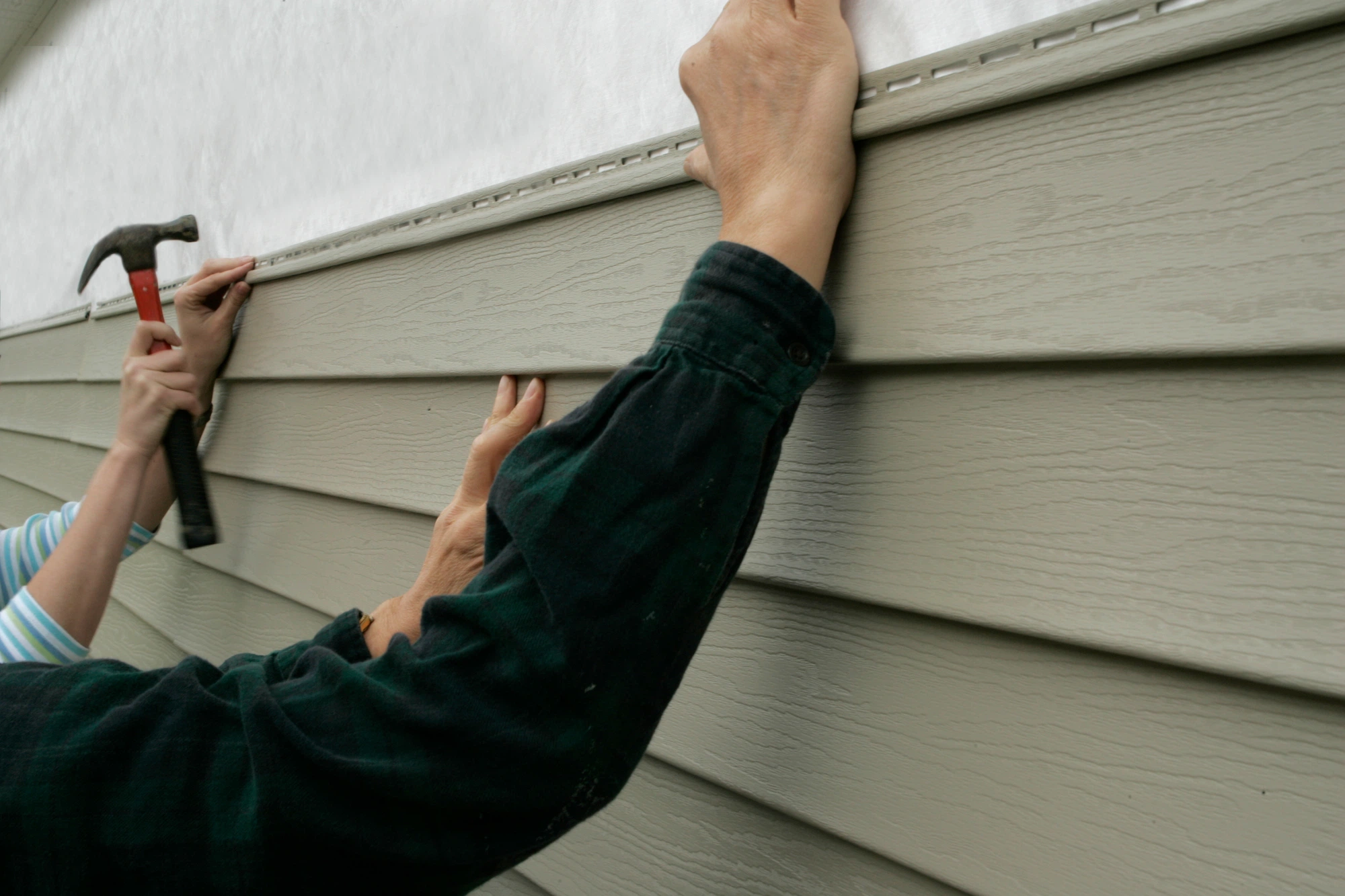 Home Improvement placing siding on home